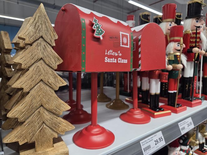 Lato się kończy, a w sklepach już święta Bożego Narodzenia. Klienci w szoku. "To przesada!"