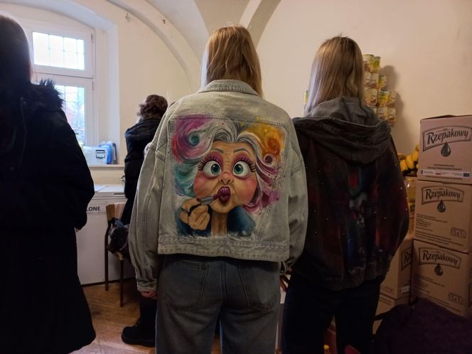 ​Trwa finał akcji „Podziel się kurtką - Przytul kurtkę” w Lesznie. Dzielących się i korzystających nie brakuje