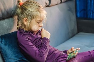 Twoje dziecko garbi się nad telefonem? Jego kręgosłup może dźwigać wagę worka ziemniaków