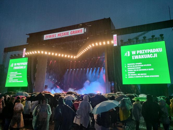 Męskie Granie 2024 we Wrocławiu. Ulewny deszcz i błoto nie przeszkadzały w dobrej zabawie. Tańczyliśmy w błocie z uśmiechem na ustach [RELACJA, ZDJĘCIA]