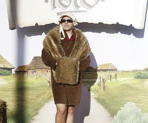 Premiera serialu 1670! Herman w gorsecie, kwiecista Dębska i Byczkowska w białych majtkach