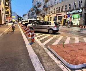 Słupkoza opanowała Wrocław. Wszystko przez to, że kierowcy parkują na ścieżce rowerowej 