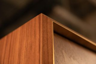 Tradycyjne rzemiosło i nowoczesny design. Unikatowe meble do sypialni