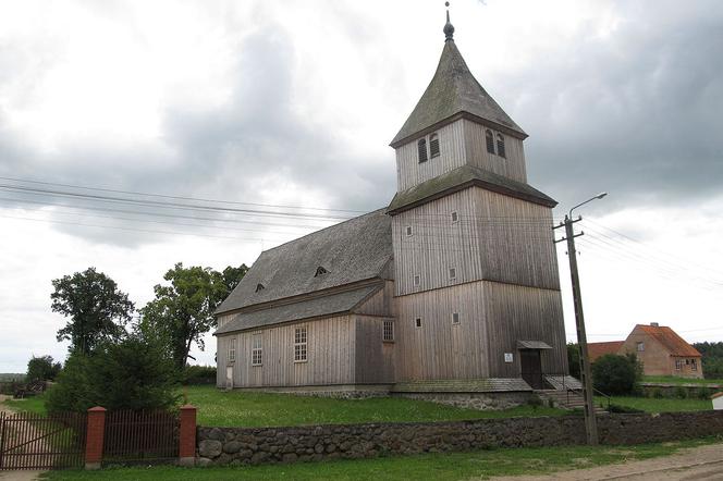Zabytkowy drewniany kościół w Ostrymkole (powiat ełcki)