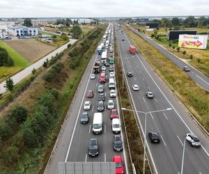 Osobówka wbiła się między dwa tiry. Dramatyczny wypadek na S8