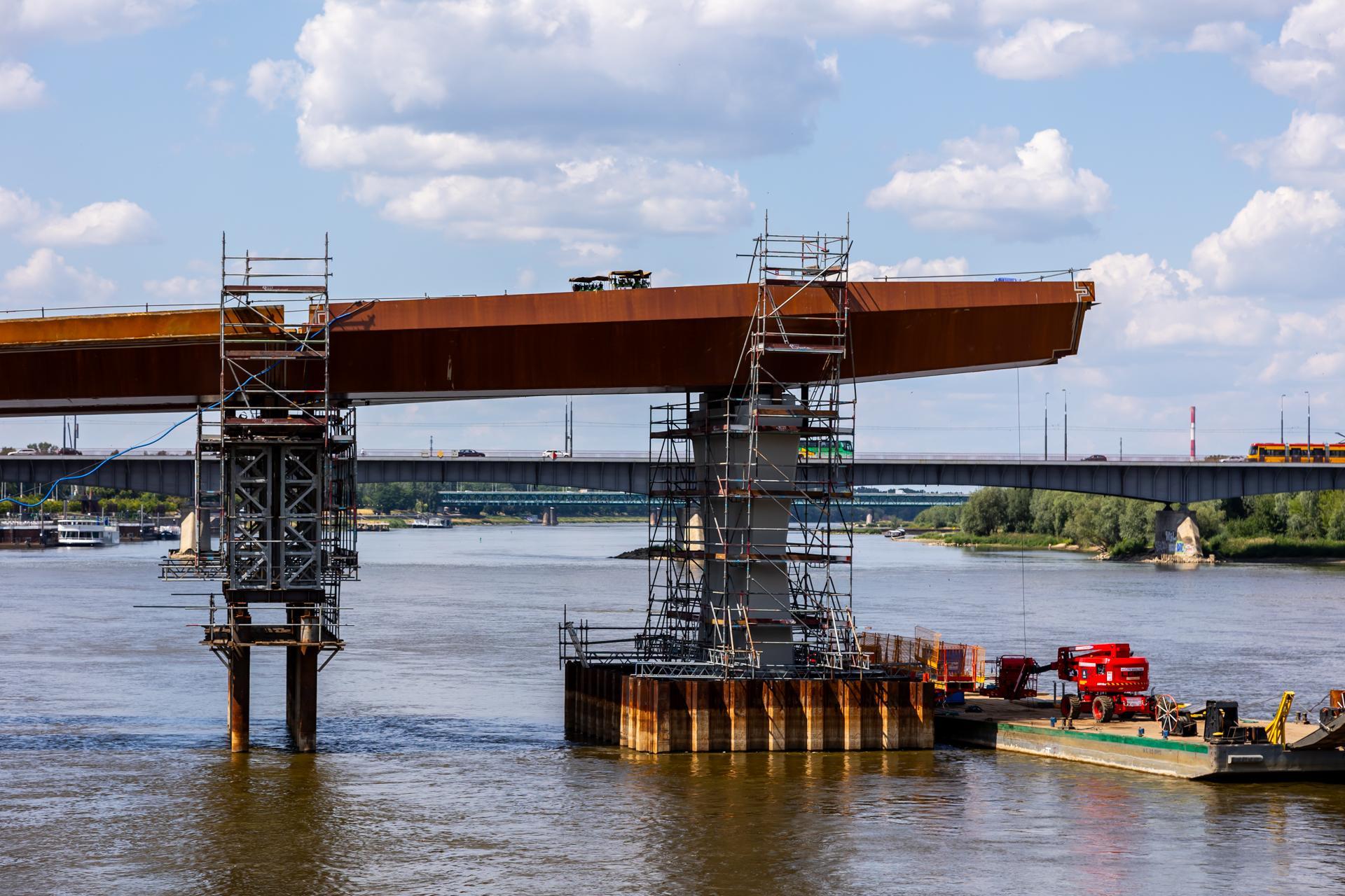Kładka przez Wisłę w Warszawie: montaż ustroju nośnego
