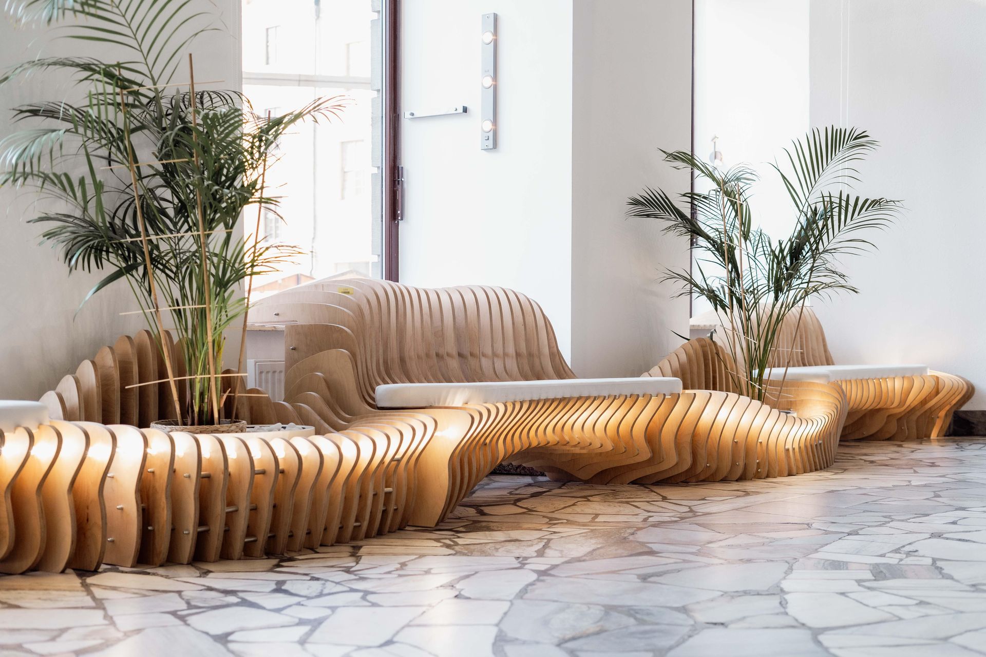 Galeria pod Plafonem i strefa wejściowa Dolnośląskiej Biblioteki Publicznej na rynku