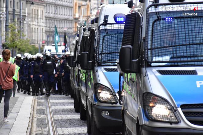 Katowice: Policjanci wśród nacjonalistów. Tajemnicza akcja służb na marszu! 