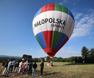 Przystojniaki z całego świata zwiedzają Małopolskę. Prężą bicepsy w balonie i pozują w rajstopach [ZDJĘCIA] 