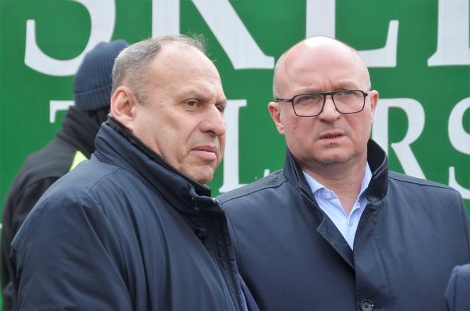 Prezes aleksandrowskiego szpitala Mariusz Trojanowski i Marek Wojtkowski, prezydent Włocławka