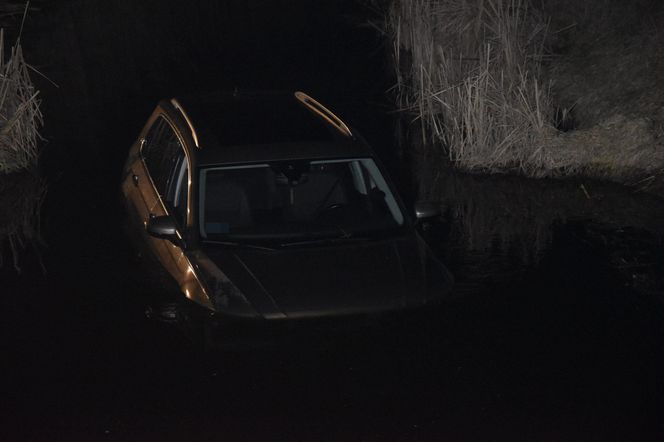 O krok od tragedii niedaleko Kościana. Samochód wpadł do kanału [ZDJĘCIA]