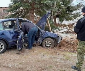 Najpierw ucieczka przed patrolem SG, później pozostawienie w samochodzie pasażerki. Policja szuka mężczyzny