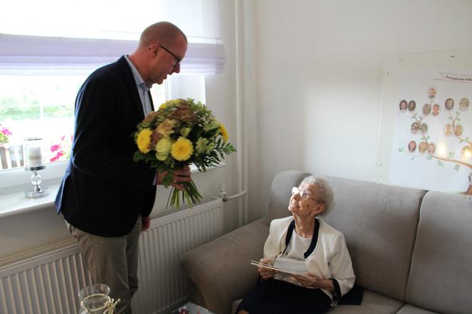 Panią Teresę z życzeniami odwiedził wiceprezydent Ostrowa Sebastian Górski 