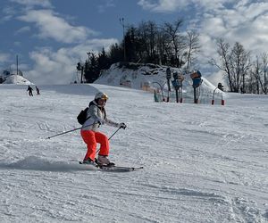 Na nartach podjadała mężowi frytki