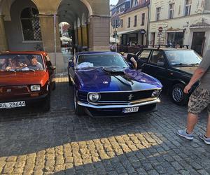Na olsztyńskiej starówce zaparkowały piękne klasyki motoryzacji. W planach kolejne wydarzenia [ZDJĘCIA]