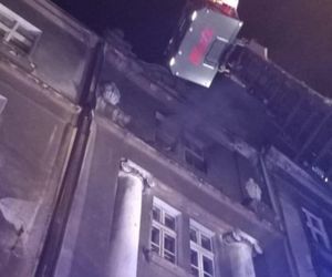 Kalisz. Nocny pożar mieszkania w kamienicy przy ul. Pułaskiego
