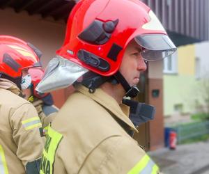 Pożar w wieżowcu na terenie Torunia. 7 zastępów straży w akcji