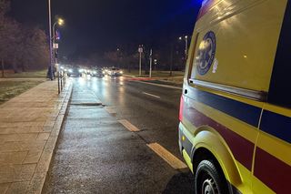 Kolejne potrącenie w Warszawie. Ofiarą młoda kobieta. Uderzyła głową w przednią szybę