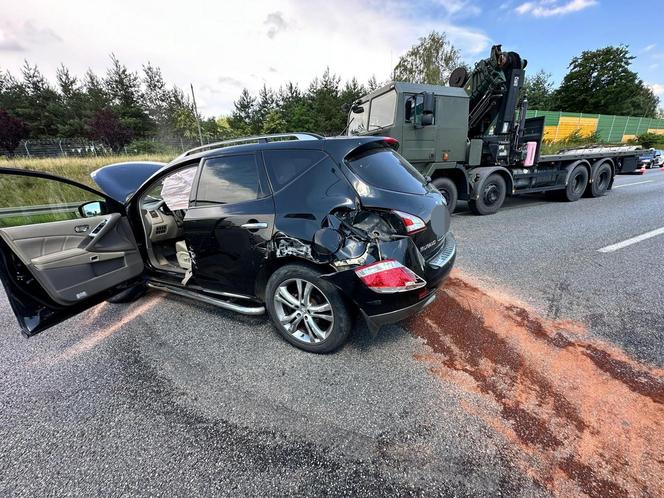 Wypadek na S8 w Warszawie. Rozbita wojskowa ciężarówka i dwa auta, są ranni