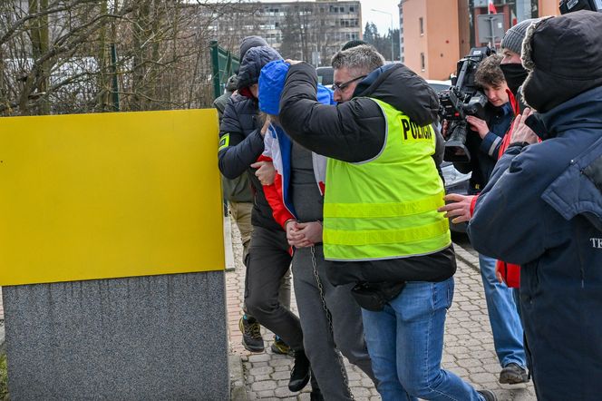 Doprowadzenie mężczyzny, który został zatrzymany w sprawie brutalnej napaści na 14-latkę