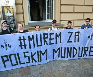 Protest pod kinem w Krakowie