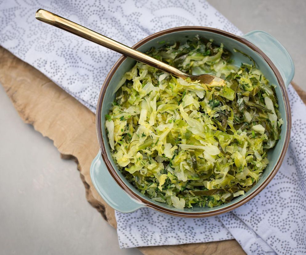 Wiosenna klasyka: młoda kapusta z koperkiem – przepis na smak tradycji