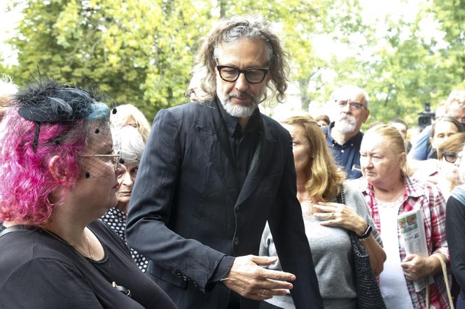 Fani i artyści żegnają Joannę Kołaczkowską. Pogrzeb artystki na Powązkach [ZDJĘCIA]