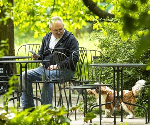 Marek Jakubiak. Pies pomaga mu w kampanii