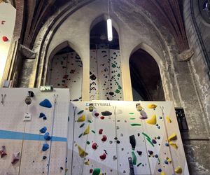 Ścianka wspinaczkowa w kościele św. Antoniego Padewskiego w Brukseli