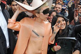 Lady GaGa o stroju: Ispiracją był kondom ZDJĘCIA