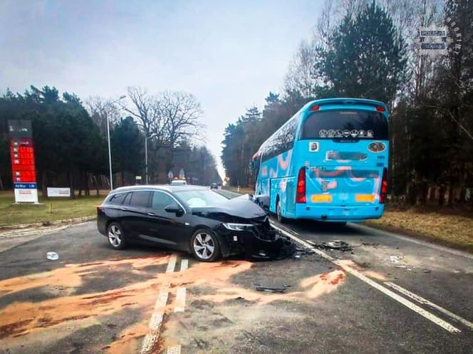 Autokar zderzył się z osobówką na DK46