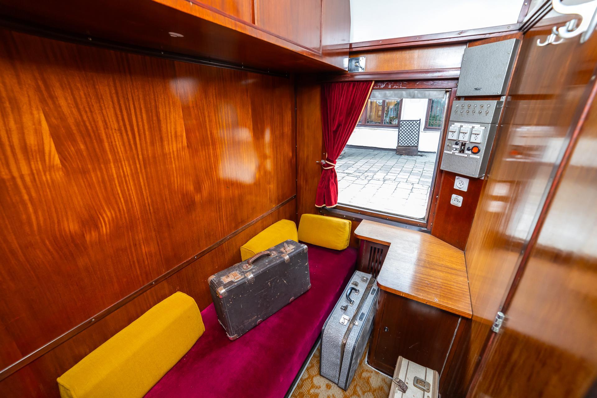 Wagon salonowy - zdjęcia. Zobacz wnętrze wagonu, którym podróżowali najważniejsi politycy z PRL-u