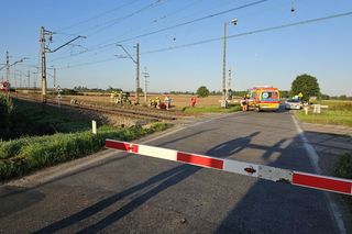 Tragedia na przejeździe kolejowym pod Gnieznem. Nie żyje kierowca osobówki!