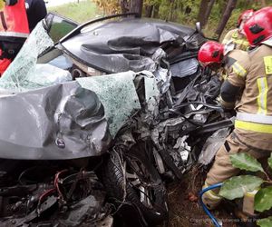 Piotrków Trybunalski. Śmiertelny wypadek kierującej saabem. Zginęła na oczach dzieci [ZDJĘCIA].