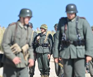 Turyści usłyszeli strzały, a czołgi wjechały na plaże. Zobaczcie zdjęcia z finałowej inscenizacji „Lądowanie na plaży”!