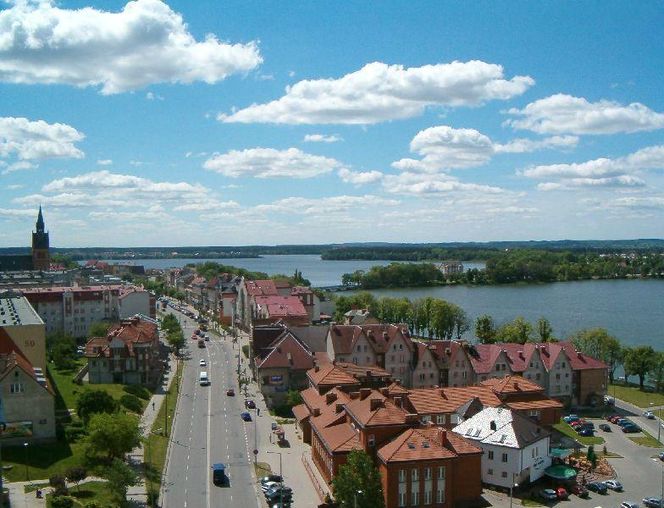   Ełk. Tłumy turystow odwiedzają to miasto. Jest największym na Mazurach