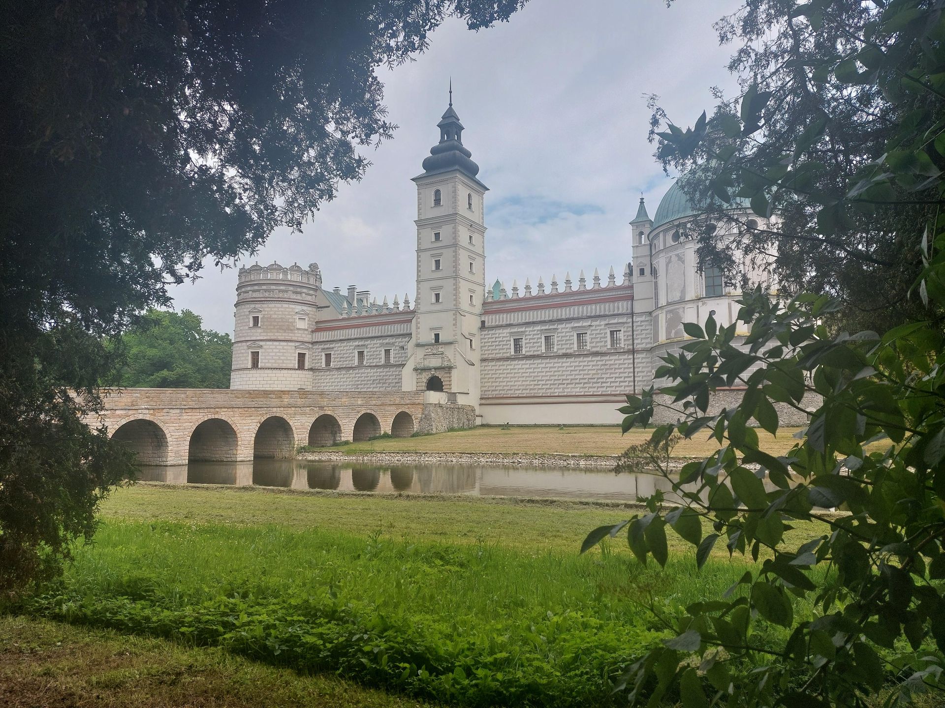 Te zamki na Podkarpaciu wyglądają jak z bajki. Sztuczna inteligencja wskazała perełki
