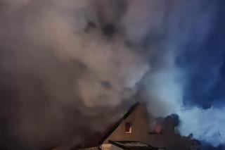 Pożar budynku w Mysłakach. Dwie rodziny straciły dach nad głową [ZDJĘCIA]