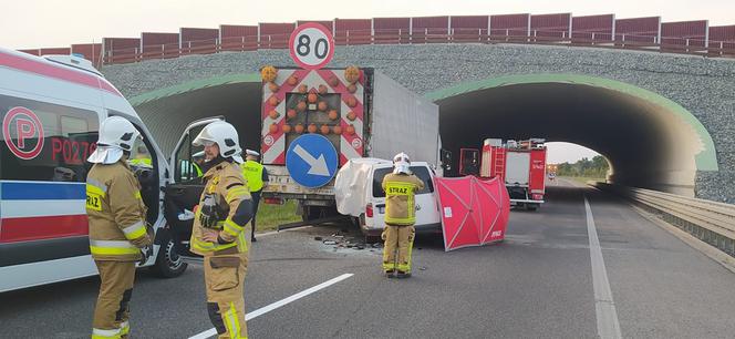 Samochód wjechał w pojazd służby drogowej. Tragiczny wypadek na S5 w powiecie rawickim 