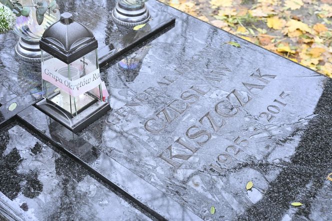 Generał Czesław Kiszczak ma skromny grób