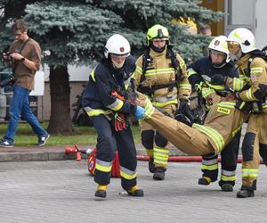 Efektowne ćwiczenia WOT w Czernikowie pod Toruniem. Scenariusz zakładał atak przeciwnika na szkołę z kilkudziesięcioma uczniami