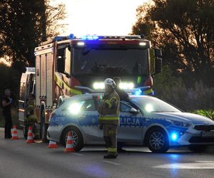 Mini Cooper w ogniu! Kierowca osobówki utknął w błocie i spalił auto