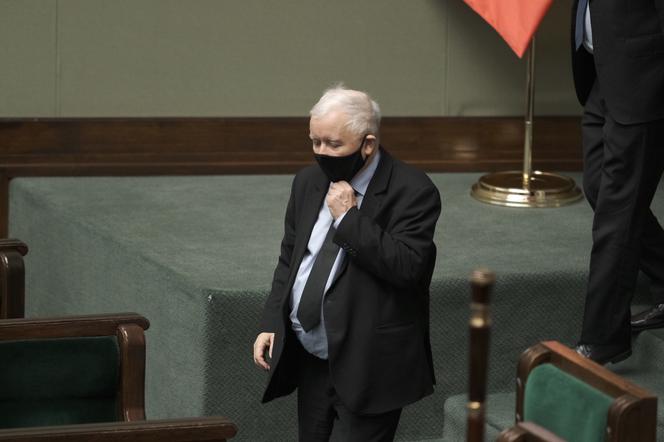 kaczyński w sejmie podpisuje książkę