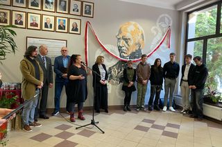Uczniowie ZSP nr 1 stworzyli mural na ścianach szkoły. Grafika przedstawia patrona placówki