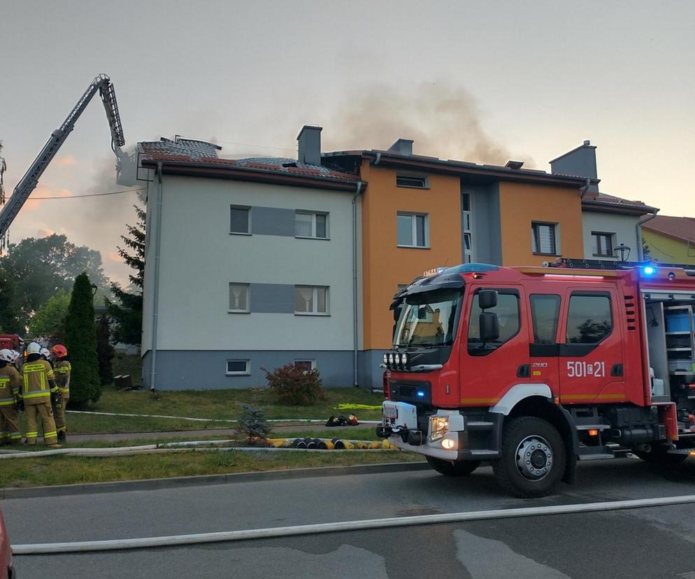 Podpalił budynek, potem ruszył z nożem na policjanta i strażaka! Padł strzał