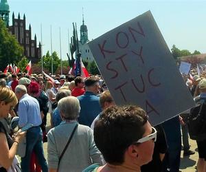 Manifestacja 4 czerwca na placu Solidarności w Szczecinie