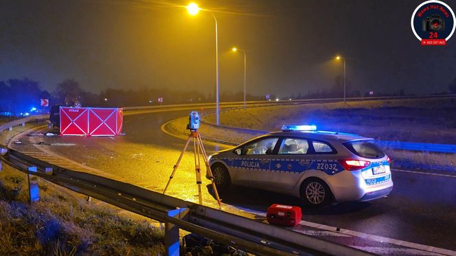 Matka nie żyje, w aucie dzieci. Śmiertelne dachowanie w Warszawie