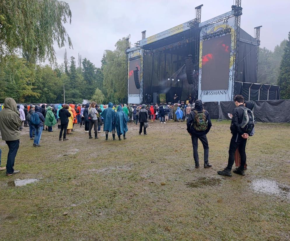 Niedziela na Off Festivalu w deszczu