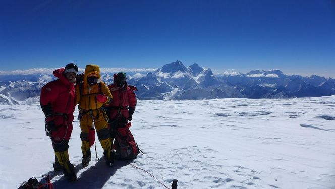 Alpinistka przekazała cenny prezent młodej kolarce, piękny gest! Zafascynowały ją osiągnięcia Katarzyny Niewiadomej