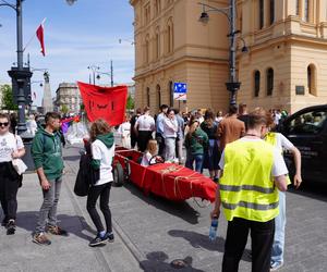 Pochód Juwenaliowy Łódzkich Uczelni. Studenci przejęli Łódź! [ZDJĘCIA]